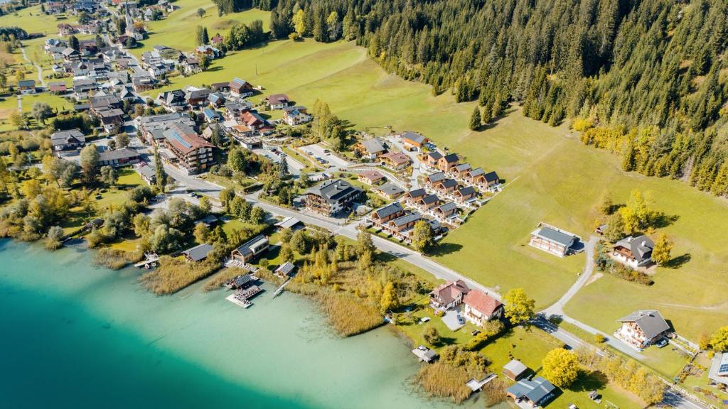 Luftaufnahme eines Ferienresorts an einem Fluss in der Unterkunft Regitnig - 4 Sterne Hotel und Chalets in Weissensee