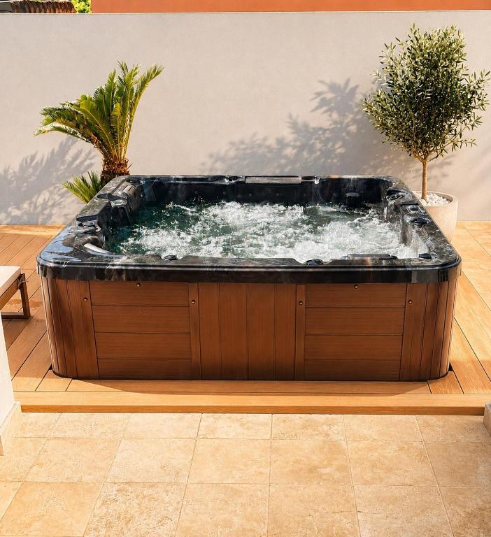 Fotografija u galeriji objekta Vila Meditteran-Jacuzzi&Forest Retreat u gradu Turbaţi