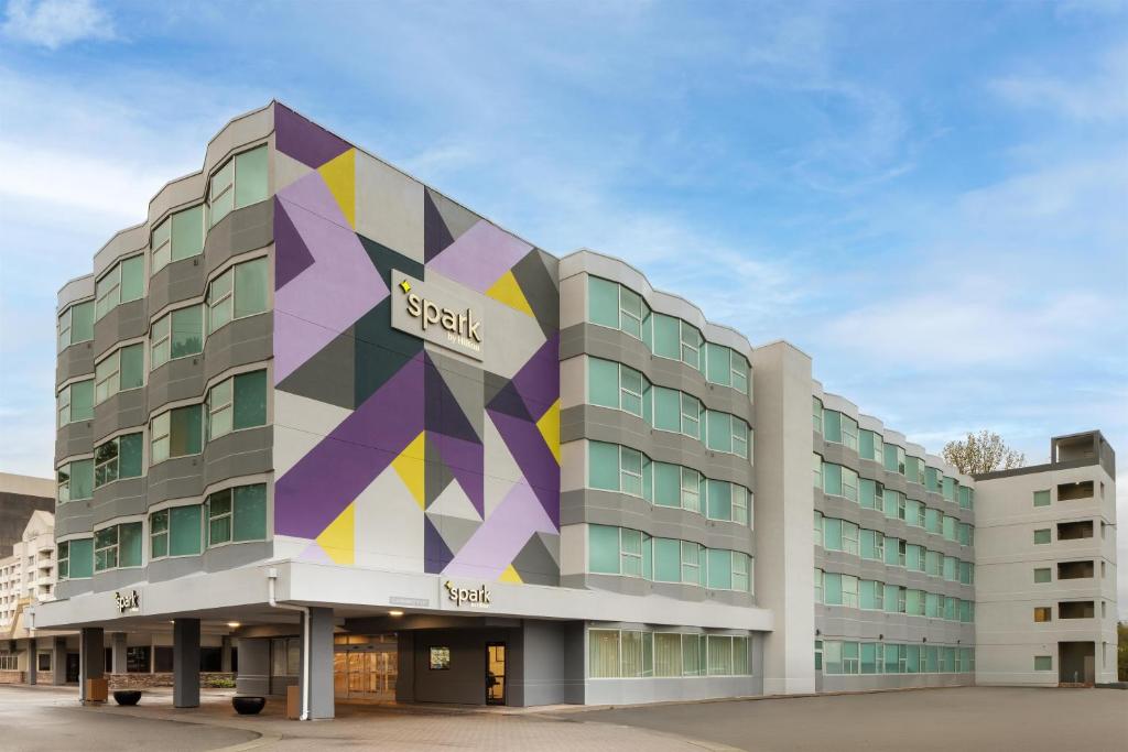 a building with a geometric design on it at Spark By Hilton Seattle Airport in Seattle