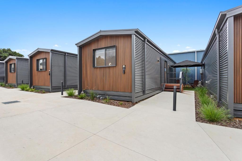 a row of modular homes in a row at Barooga Hotel in Barooga