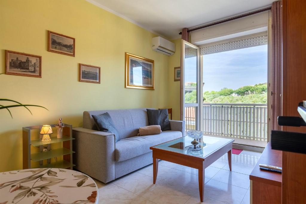 a living room with a couch and a table at Cuncordu Affittacamere- Sassari in Sassari