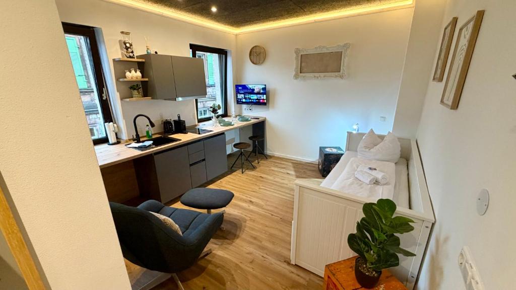 a small room with a desk and a chair in it at Design Apartment Arndt in Neustadt an der Weinstrasse in Neustadt an der Weinstraße