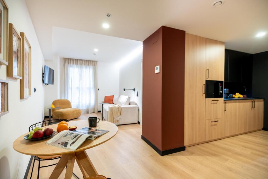 a living room with a small table and a kitchen at VORS&Co Jerez in Jerez de la Frontera