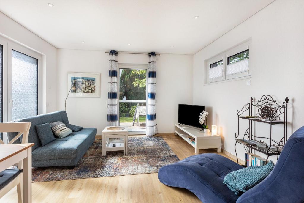 a living room with a couch and a tv at Ferienwohnung Am Hochrhein in Murg