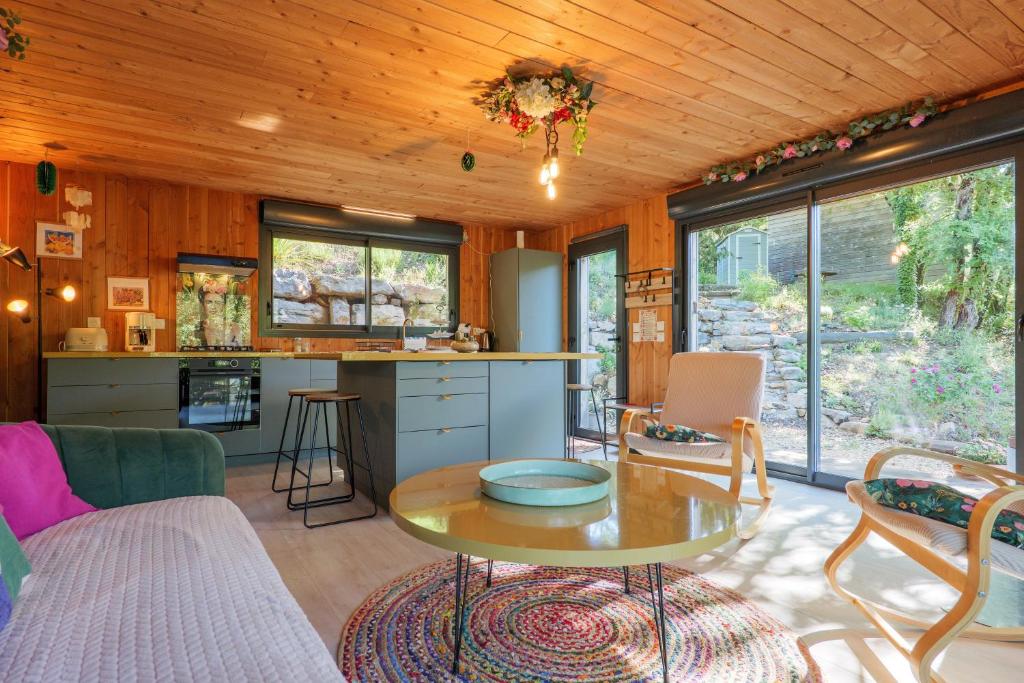 a living room with a table and a kitchen at Casa Frida in Salavas