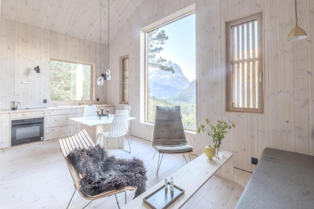 a kitchen and living room with a table and chairs at Bratt bolig in Åndalsnes
