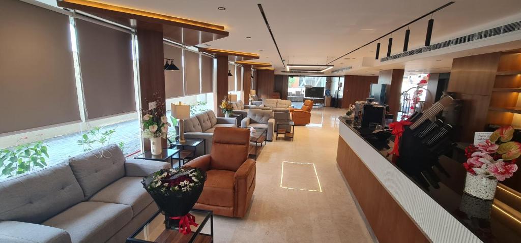 a lobby with couches and chairs in a waiting room at شقق ضيافة خاصه خدمة ذاتية in Buraydah