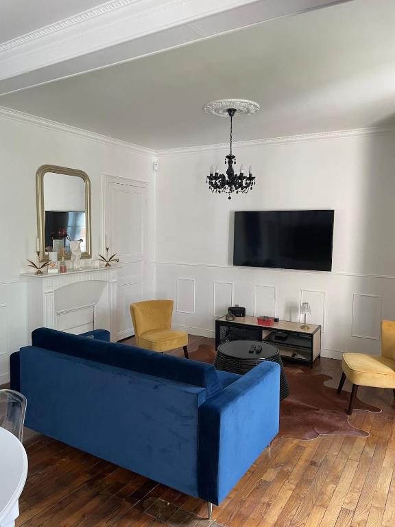 a living room with a blue couch and a tv at Le Rennes Gare in Rennes
