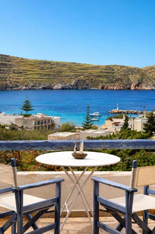 a table and chairs and a view of the ocean at La SyRosA in Vári