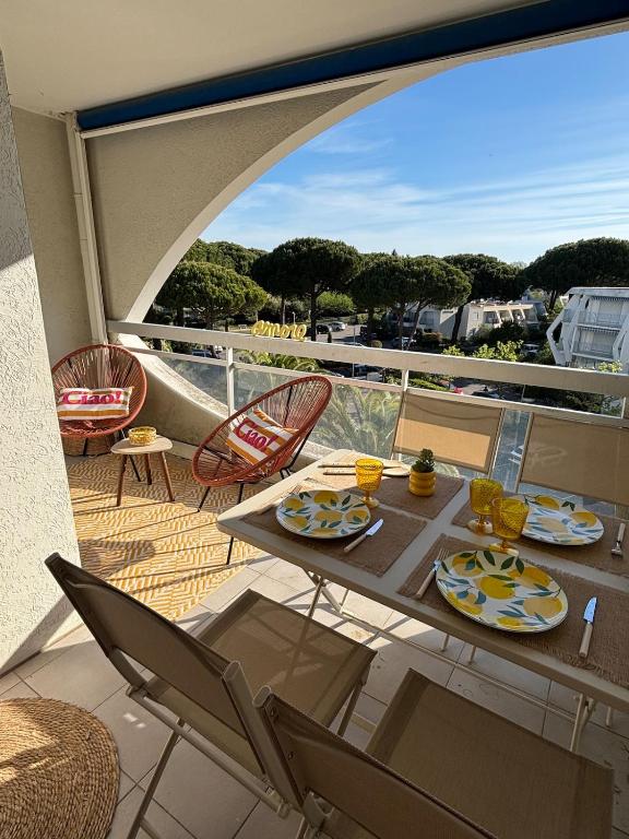 a table and chairs on a balcony with a view at Studio cabine parking 4 pers plage à proximité in La Grande Motte