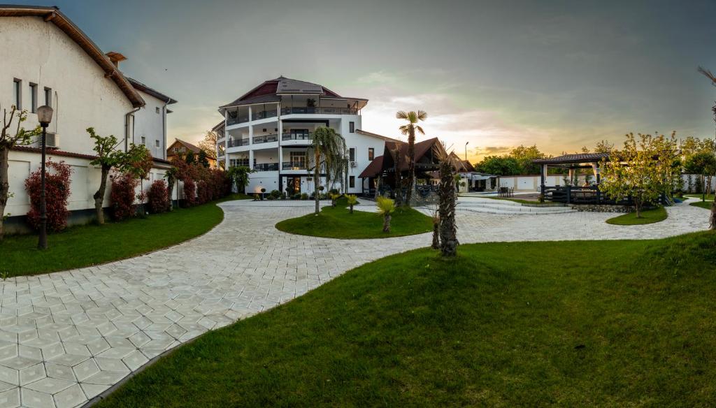 a stone walkway in front of a building at Denta Suport in Râmnicu Vâlcea
