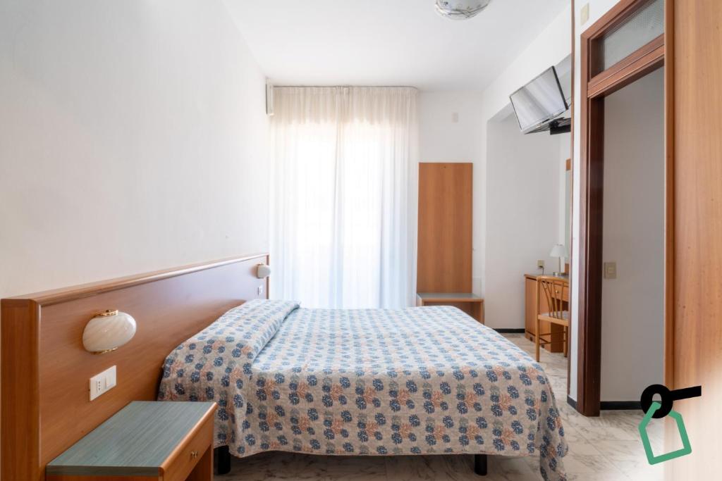 a hotel room with a bed and a window at Hotiday Lavagna Lungomare in Lavagna