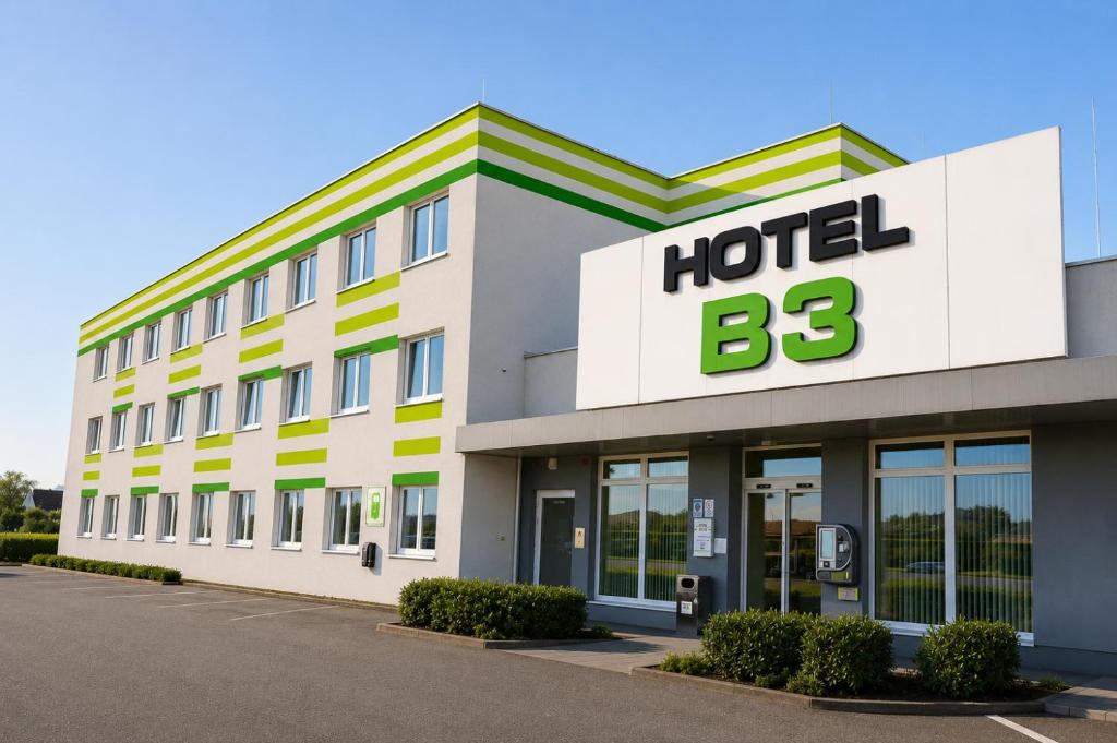 ein Hotelschild an der Vorderseite eines Gebäudes in der Unterkunft Hotel B3 GmbH in Mauthausen