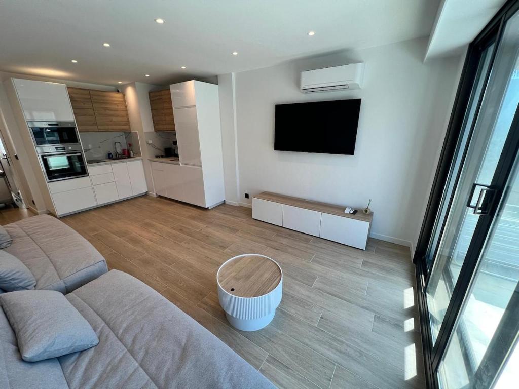 Sea view, downtown Juan-les-Pins