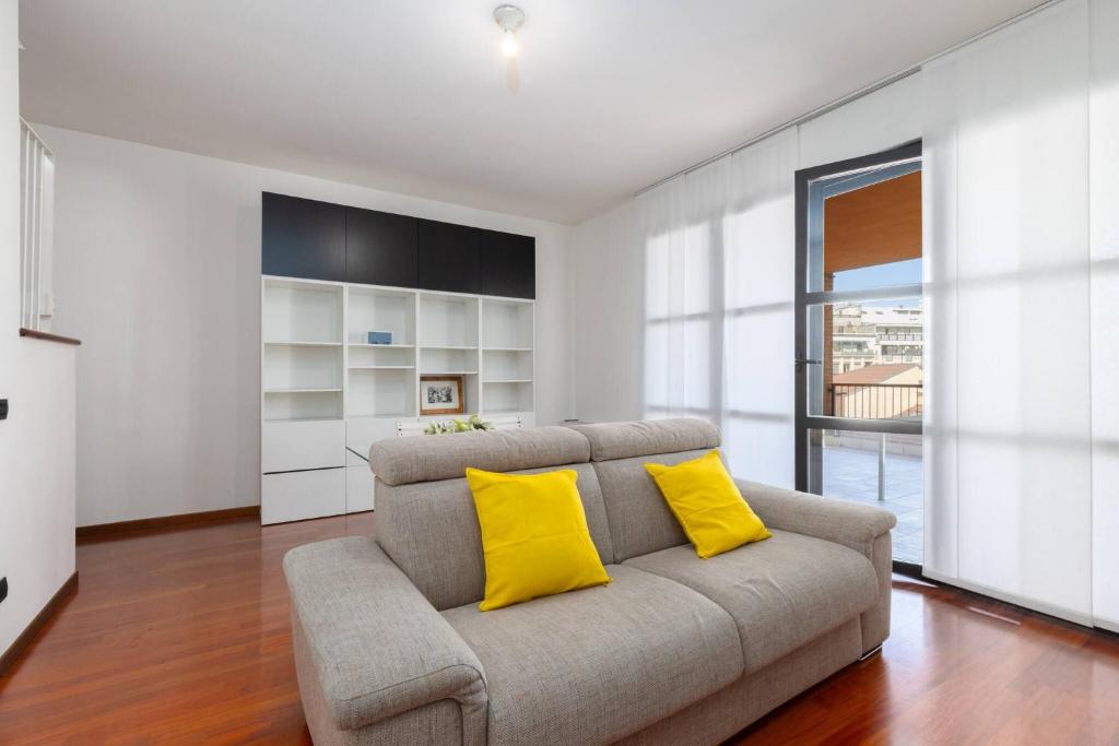 Large Duplex with private Terrace Gluck Milan