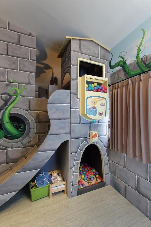 a castle playset in a childs room at 維邇莊園-Weir manor 傑克堡 in Tainan