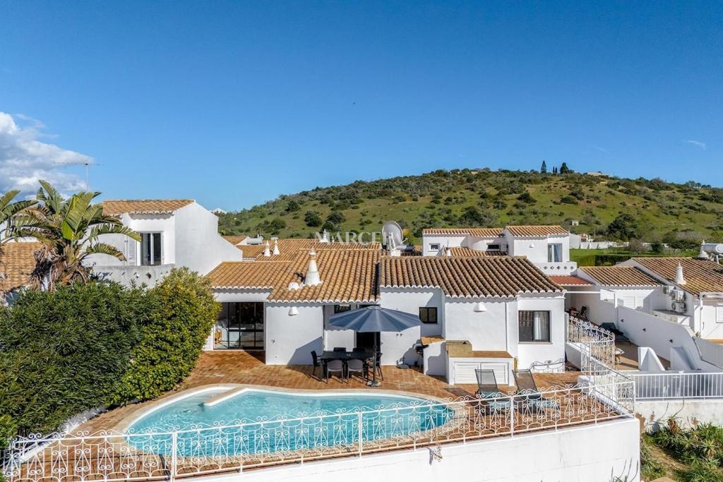 3-Bedroom Home with Pool, Monte São Pedro -Luz