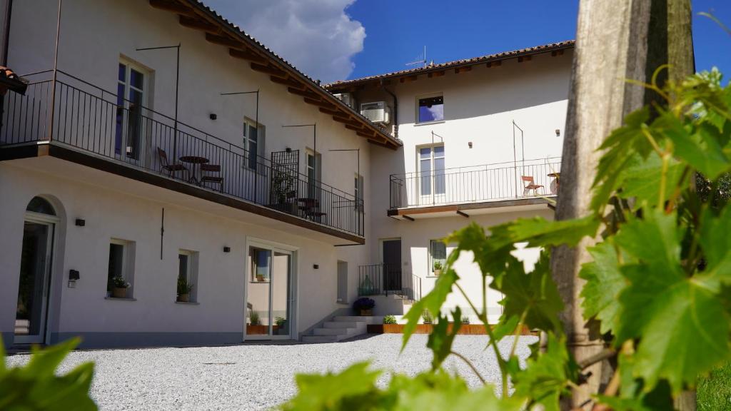 a building with two balconies and a courtyard at Casa Panerole in Novello