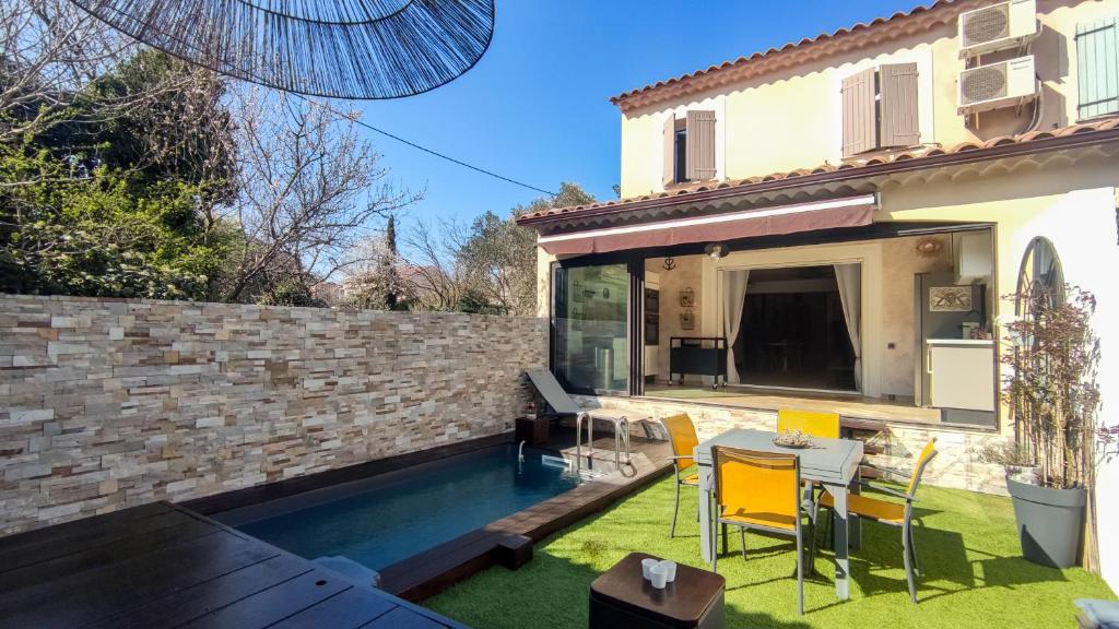a backyard with a swimming pool and a house at Maison Paillette à Saint Saturnin in Saint-Saturnin-lès-Avignon