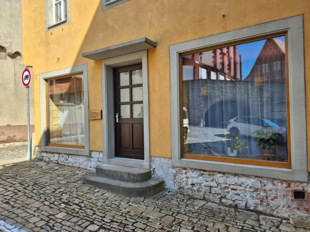 a building with a door and windows on a street at Ferienwohnung 1890 in Dettelbach