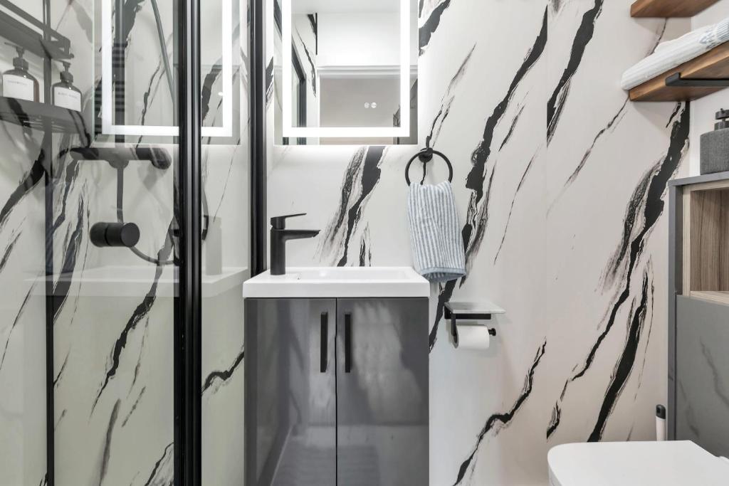a bathroom with a shower and a sink at Modern Cambridge Studio in Milton