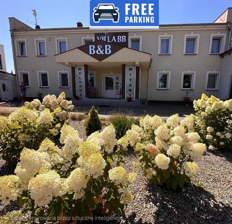 ein Gebäude mit einem Blumenstrauß davor in der Unterkunft Villa BB samozameldowanie in Banino