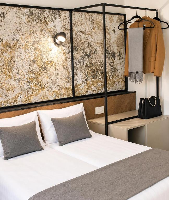 ein Schlafzimmer mit einem weißen Bett und einem Gemälde an der Wand in der Unterkunft Casa Boca- free parking in Cluj-Napoca