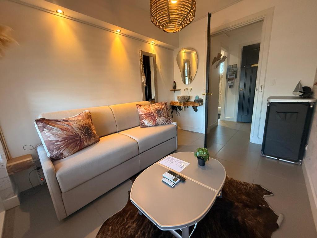 a living room with a couch and a table at Hart van Petten in Petten