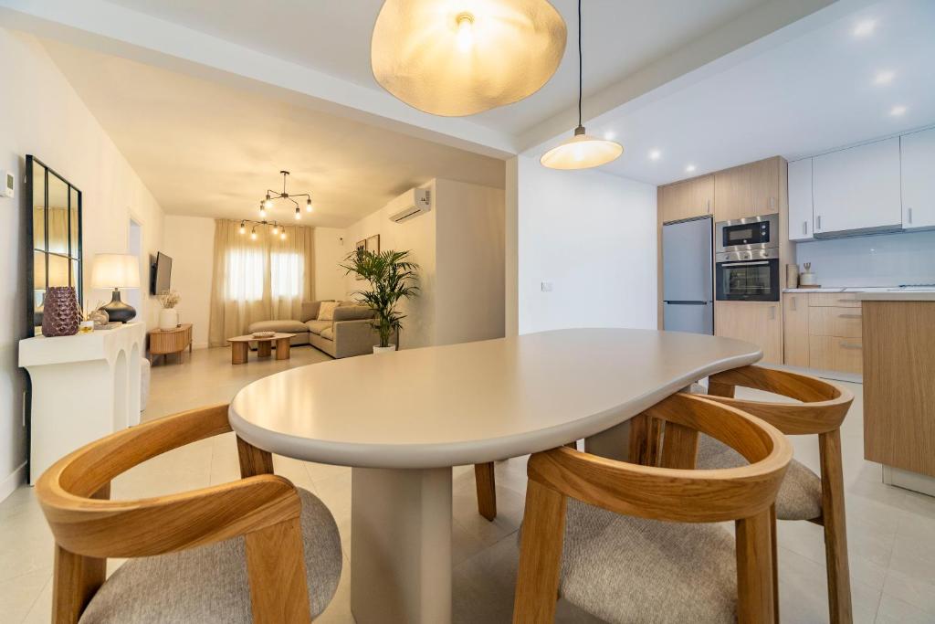 a kitchen and dining room with a white table and chairs at Casa Dara's Sea in Playa Honda
