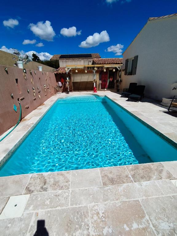 a swimming pool in the middle of a house at Le gîte d 'Amandine in Boulbon
