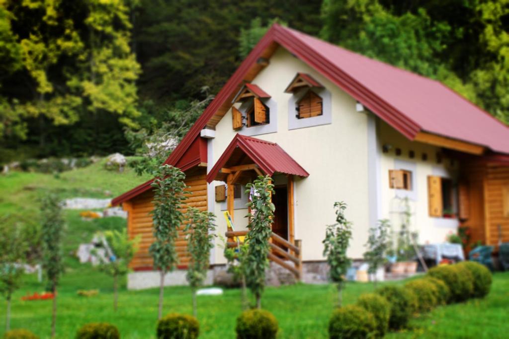 ein kleines Haus mit rotem Dach in der Unterkunft Holiday Home Milica in Kolašin