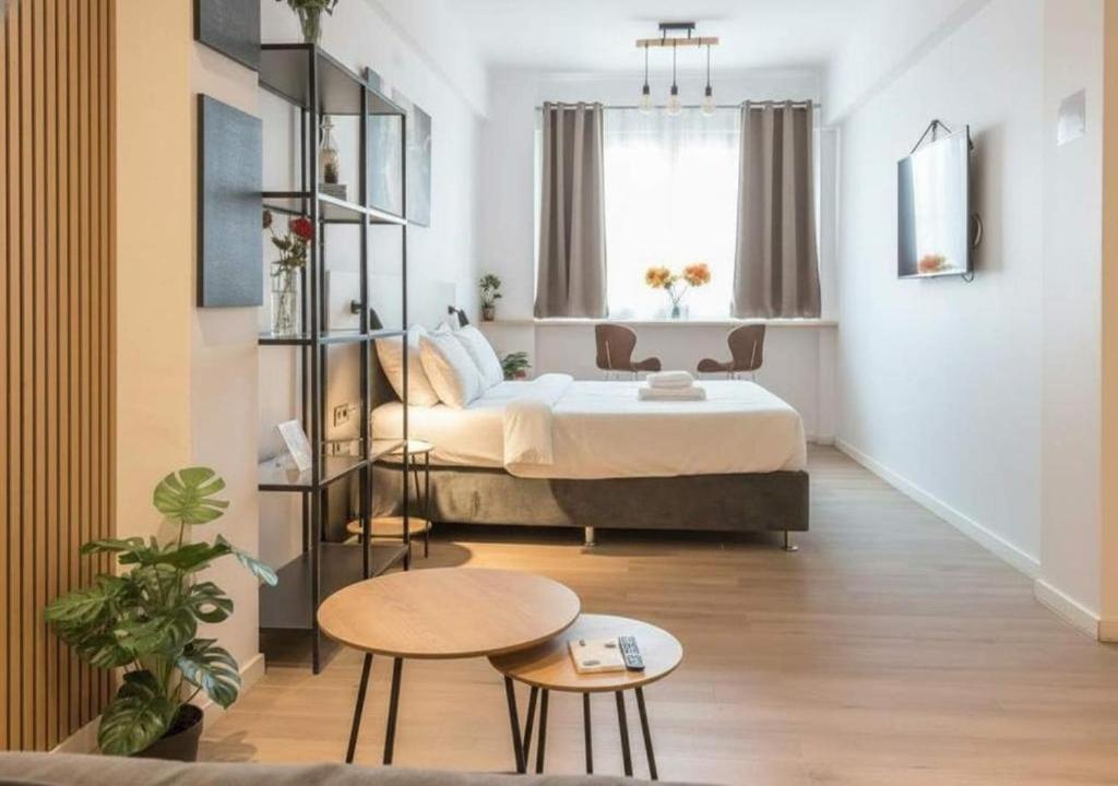 Spacious Studios in Syntagma l King Beds & Workspaces l Weekend Noise