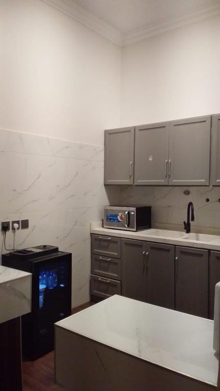 a kitchen with a counter top and a microwave at اليمامه in Al Yamāmah