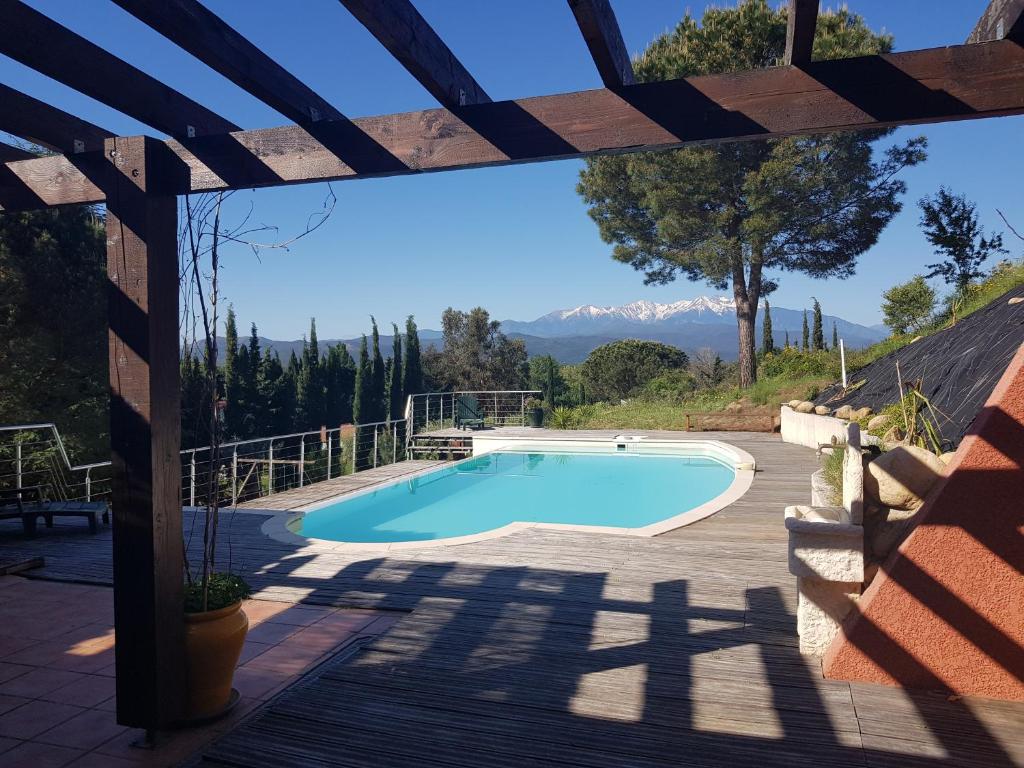 a swimming pool with mountains in the background at Bus aménagé in Millas