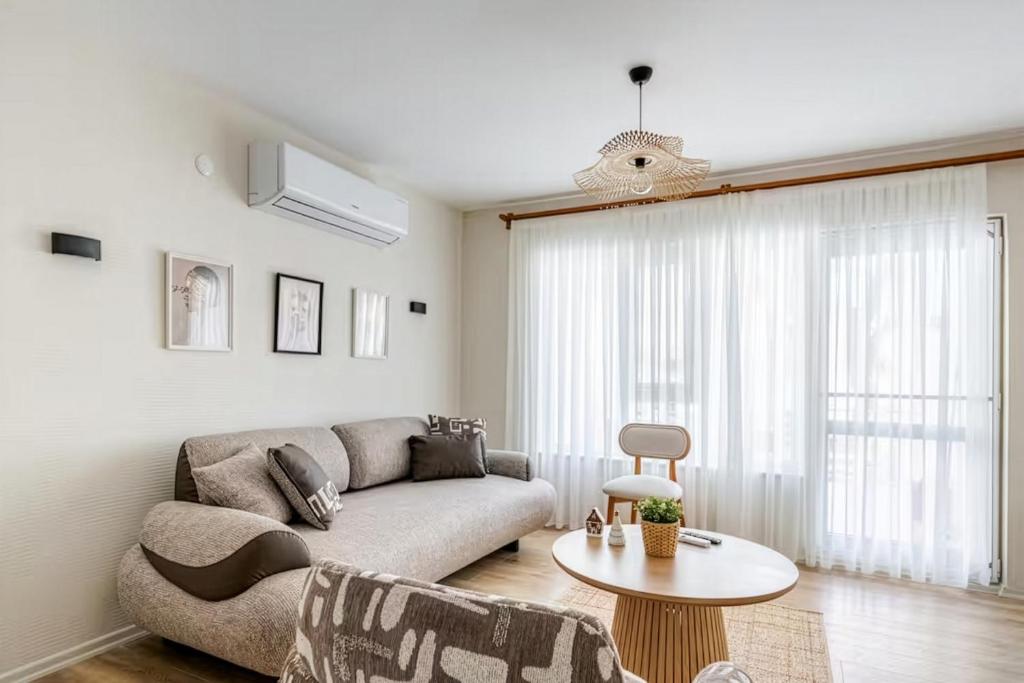 a living room with a couch and a table at Güneş Villa Bahçe Katı in Antalya