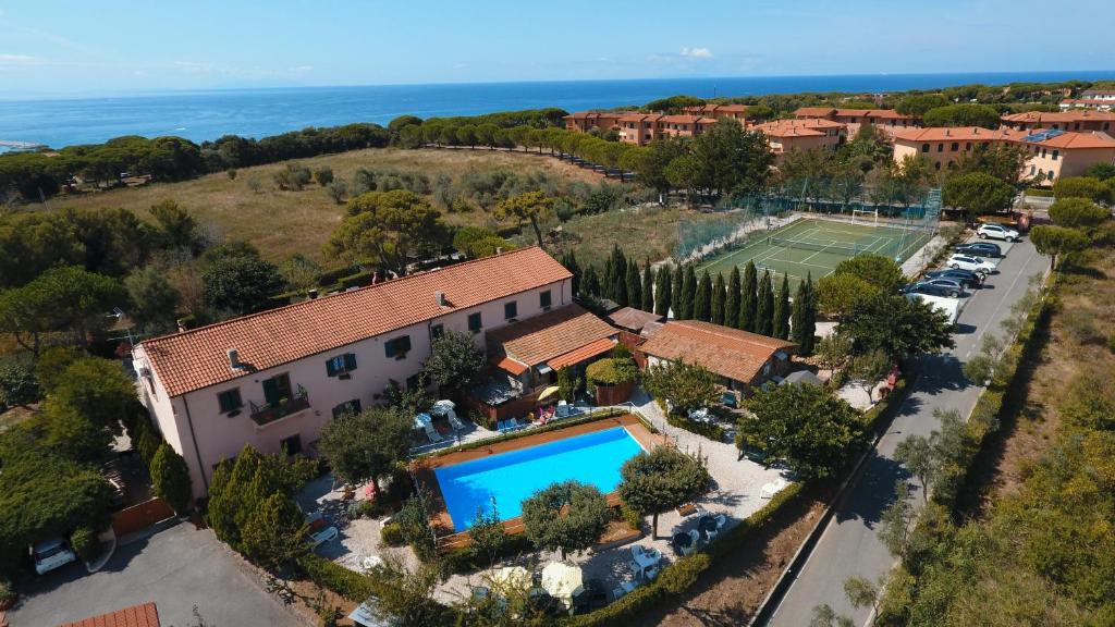 uma vista aérea de uma casa com um campo de ténis em Residenza Solferino Castiglioncello em Castiglioncello