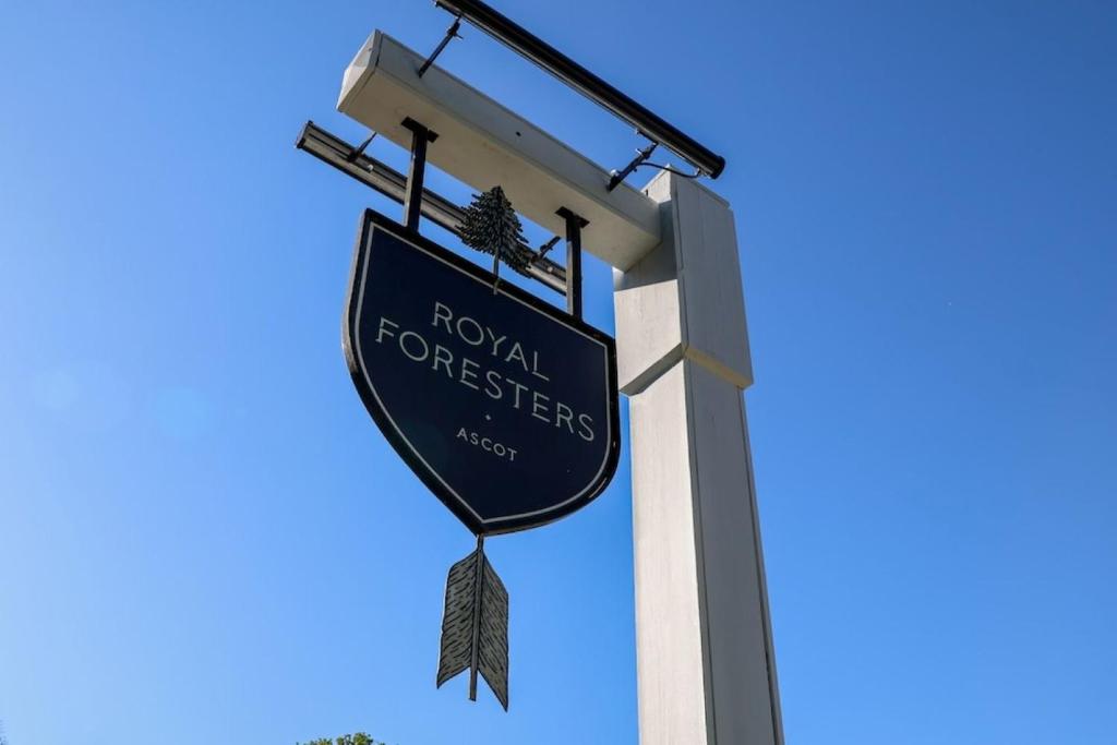 The Royal Foresters - Housity