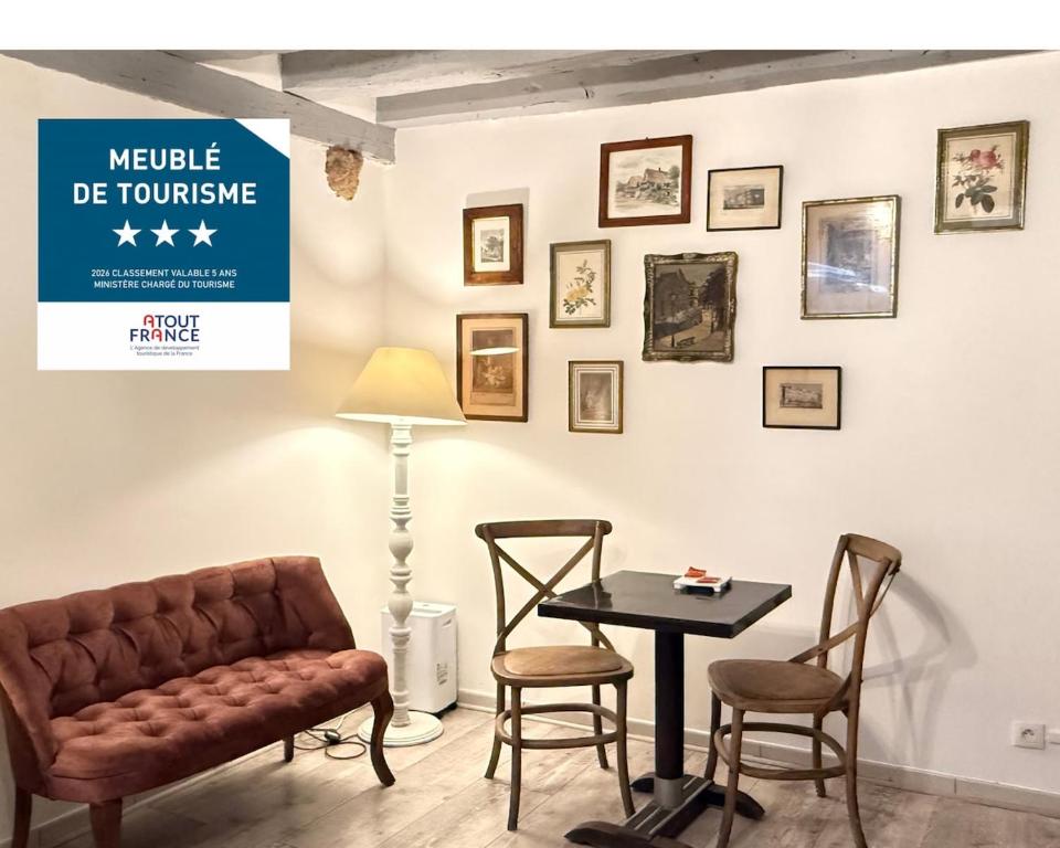 a waiting room with a couch and a table at Studio Le Logis de l Hermine Centre historique Classé 3 étoiles in Blois