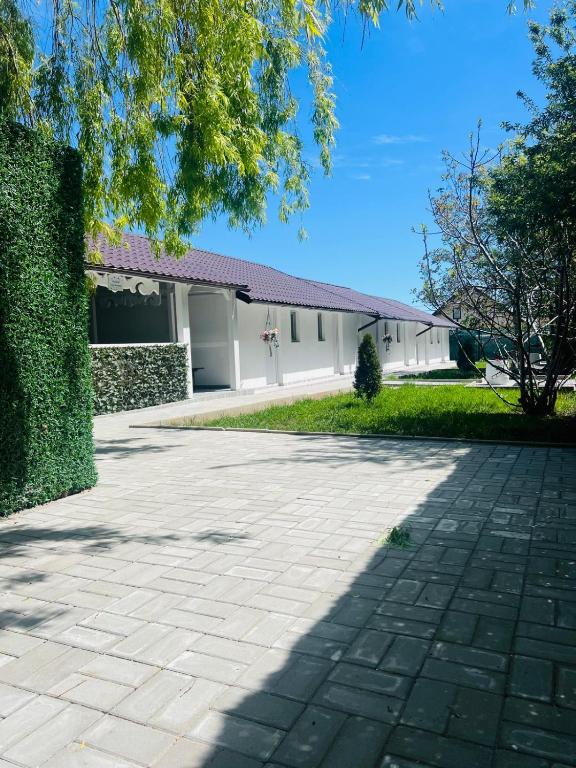 a brick driveway in front of a house at Mafmaf Tiny Houses - încasare cu card de vacanță in Mamaia Sat/Năvodari