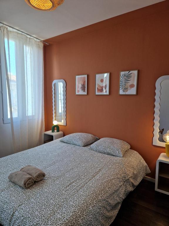 a bedroom with a bed with two pillows on it at Hyper centre Libourne - Cosy & tout à pied in Libourne