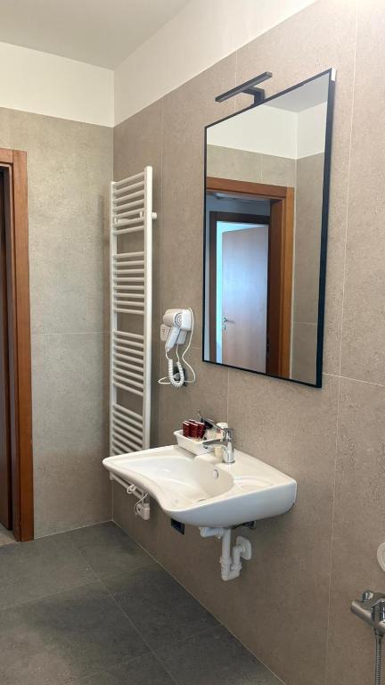 Kairos Garda Hotel - Behindertengerechtes Fünfbettzimmer, Dependance C