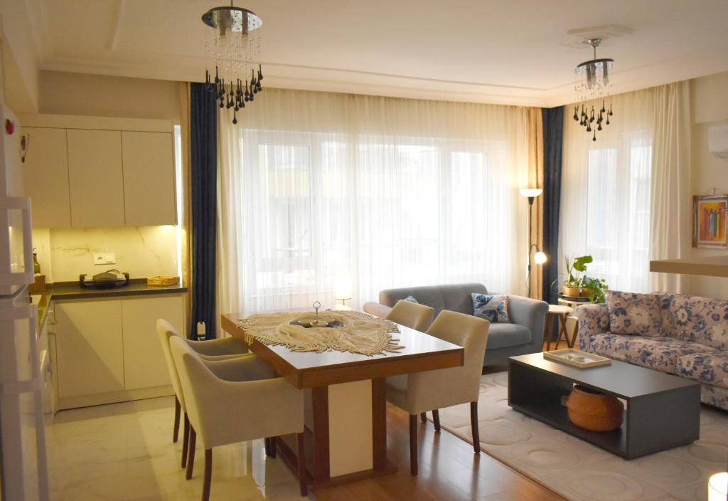 لابی و فضای عمومی Fatoş's Spacious 2BR - Old Town 5 min away - تصویر ۵