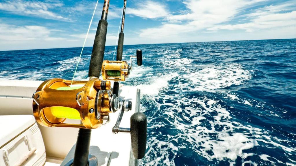 a view of the back of a boat in the ocean at 203 Mariners Club in Key Largo