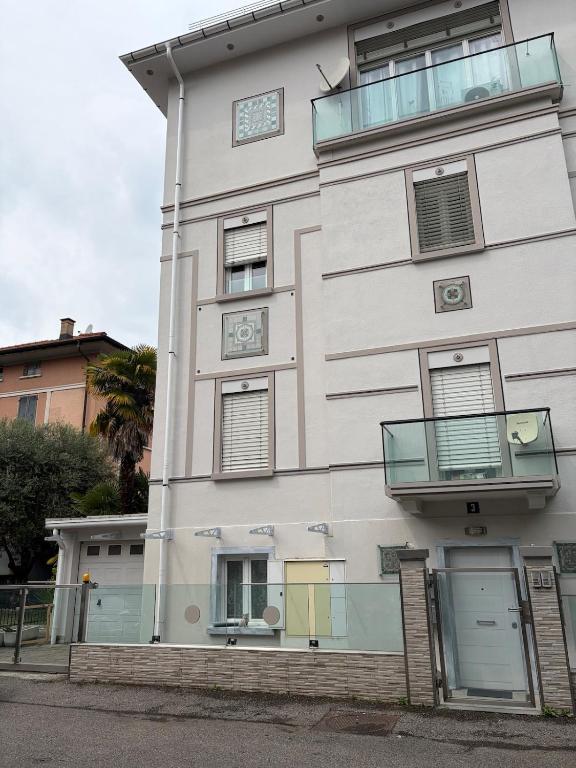 a tall white building with windows and doors at Appartamento Camponovo in Chiasso