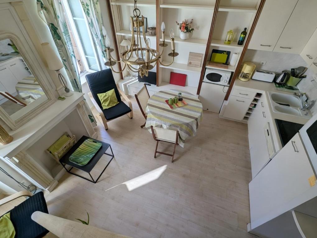 an overhead view of a living room with a couch and chairs at Appartement cosy - au cœur du bourg in Crozon