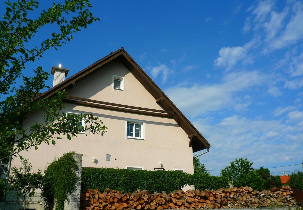 The building in which a vendégházakat is located