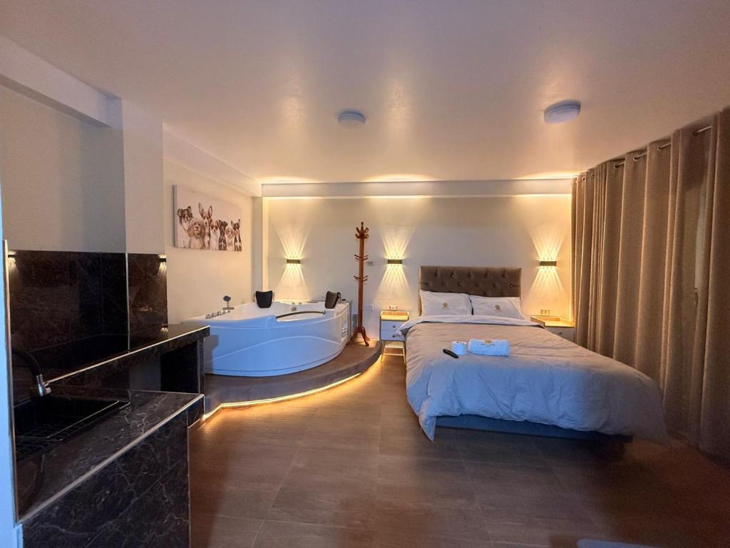 a bedroom with a tub and a bed and a bath room at MAR y LAGO EXPERIENCE in Lunahuaná