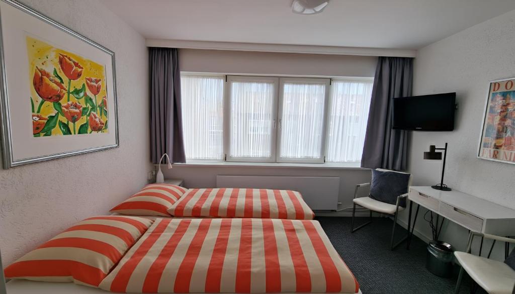 a hotel room with a bed and a window at Hotel B&B Seahorse in Katwijk