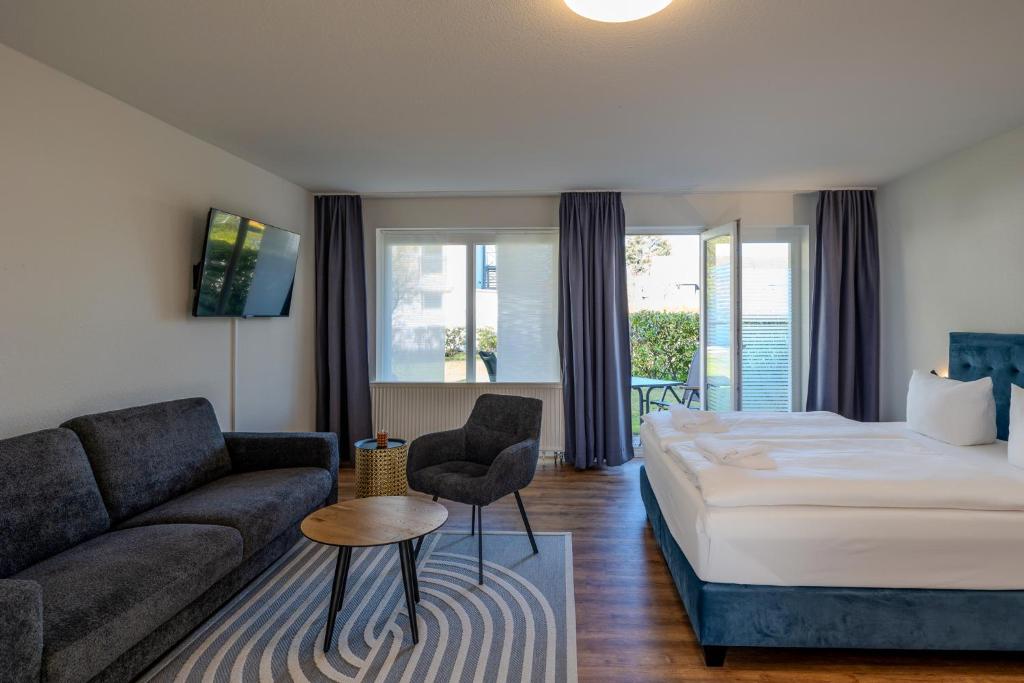 a hotel room with a bed and a couch at Johouse Zingst Johouse Zimmer 18 in Zingst