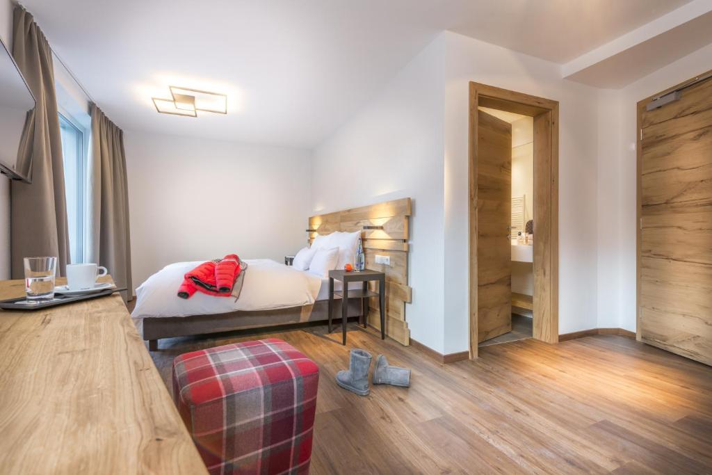 Postel nebo postele na pokoji v ubytování Heart Hotel Grischuna